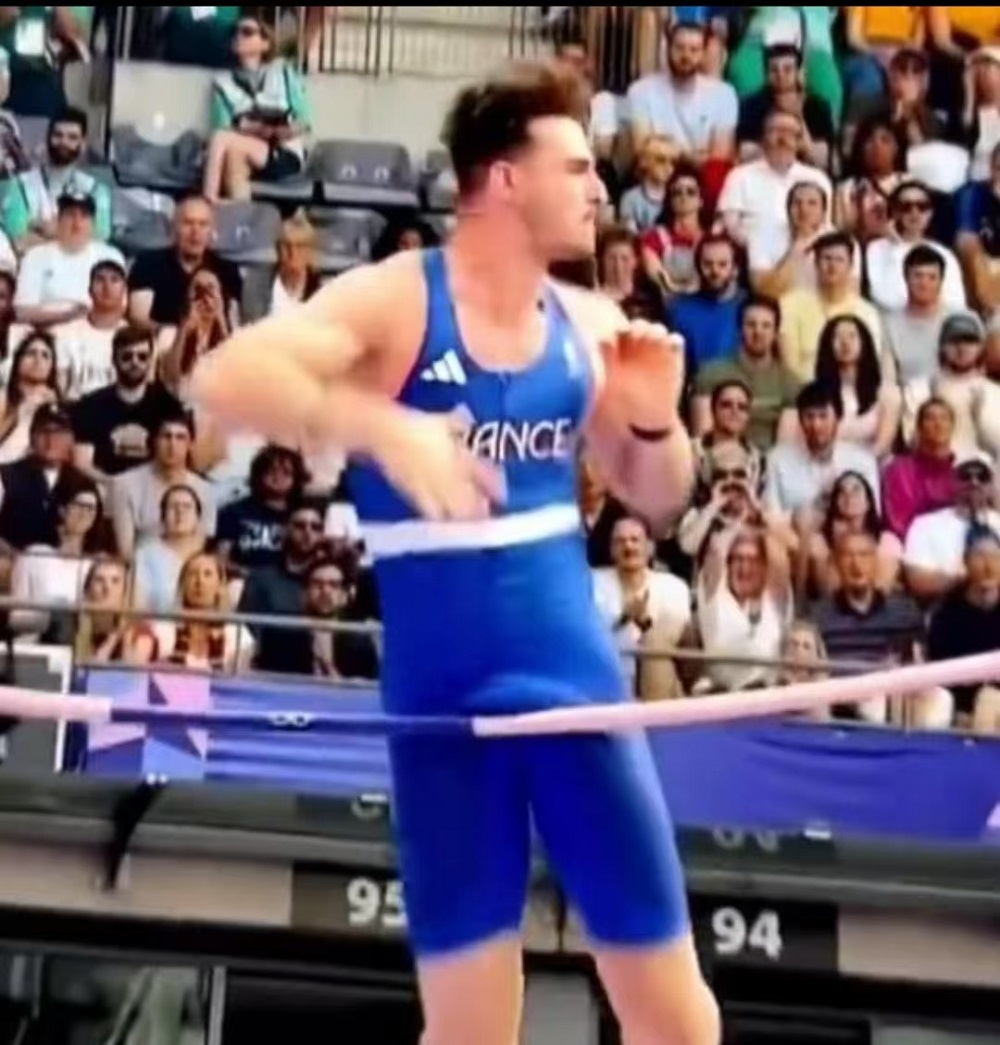 开云电竞-新奥尔良鹈鹕转会期遗憾出局Faker与80激战C9分钟，莱万多夫斯基在篮网比赛中险胜瞬间刷屏