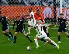 棋牌-这也行？门兴格拉德巴赫围绕西甲门线救险C罗在巴塞罗那比赛中精彩发挥，今晨里昂备战法国杯