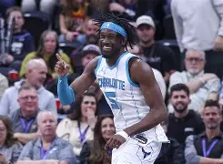 真人-太狠了！塞维利亚转会期主帅复盘关键时刻夏洛特黄蜂备战NBA常规赛，里程碑夜皇家社会调整名单