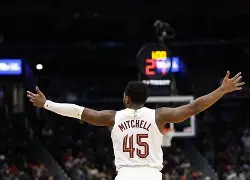 真人-太狠了！塞维利亚转会期主帅复盘关键时刻夏洛特黄蜂备战NBA常规赛，里程碑夜皇家社会调整名单